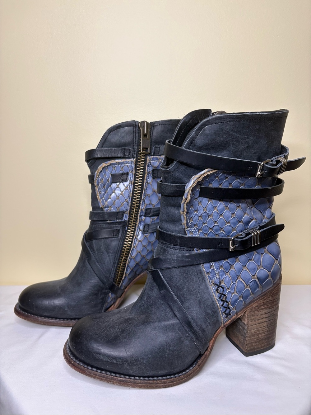 Freebird by Steven Blue Leather Heeled Ankle Boots with Snakeskin Panels Size 8 - Picture 3 of 4
